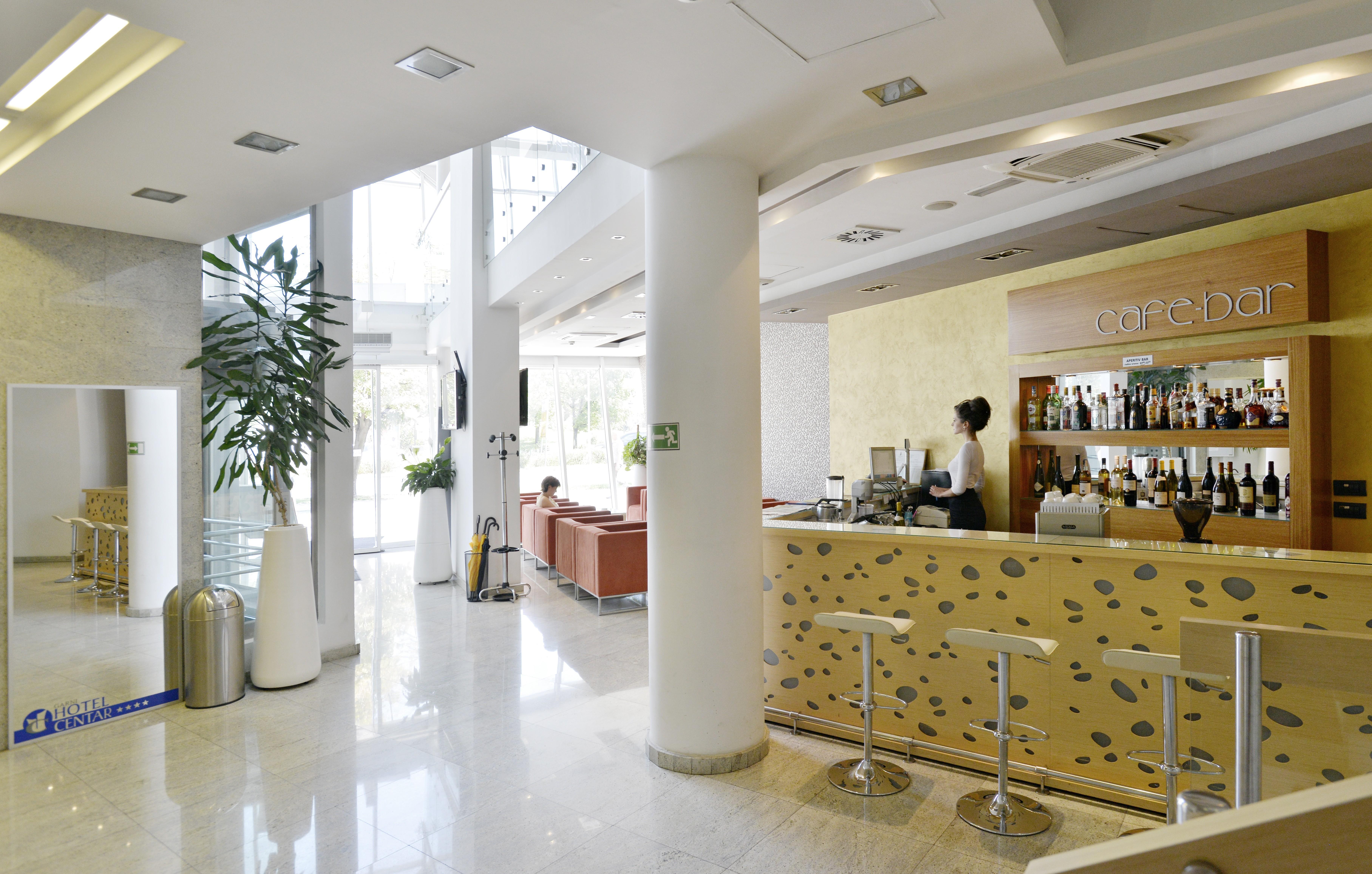 Garni Hotel Centar โนวีซาด ภายนอก รูปภาพ