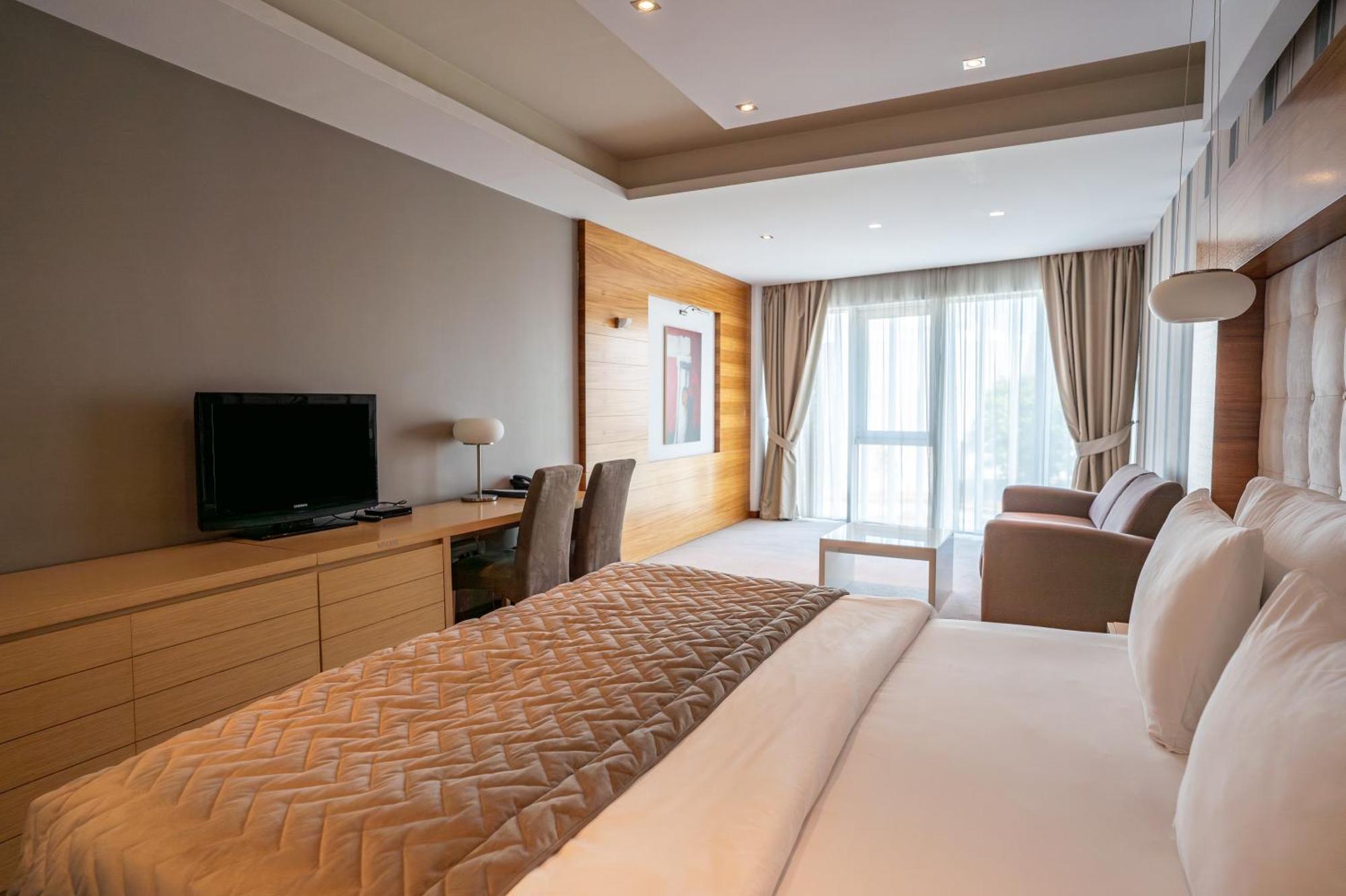 Garni Hotel Centar โนวีซาด ภายนอก รูปภาพ