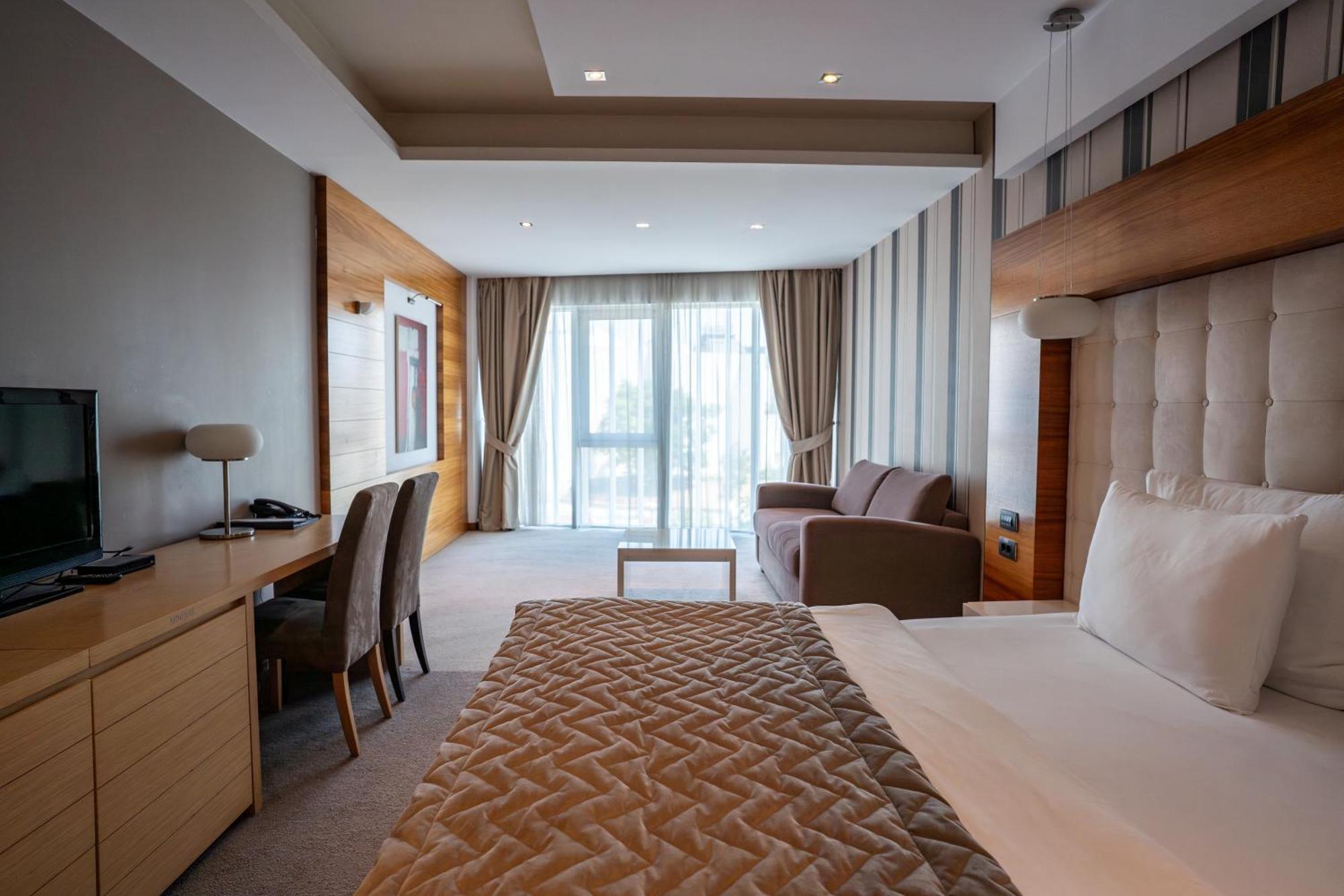 Garni Hotel Centar โนวีซาด ภายนอก รูปภาพ