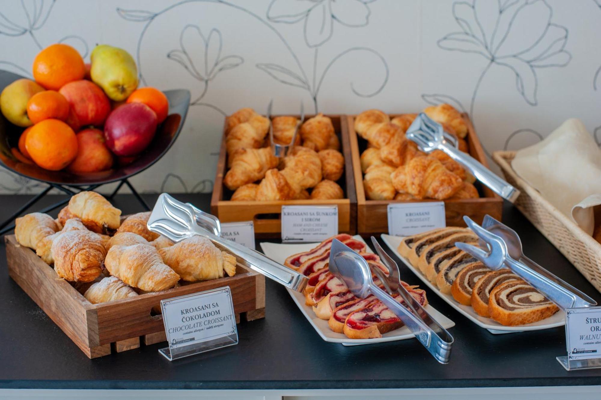Garni Hotel Centar โนวีซาด ภายนอก รูปภาพ