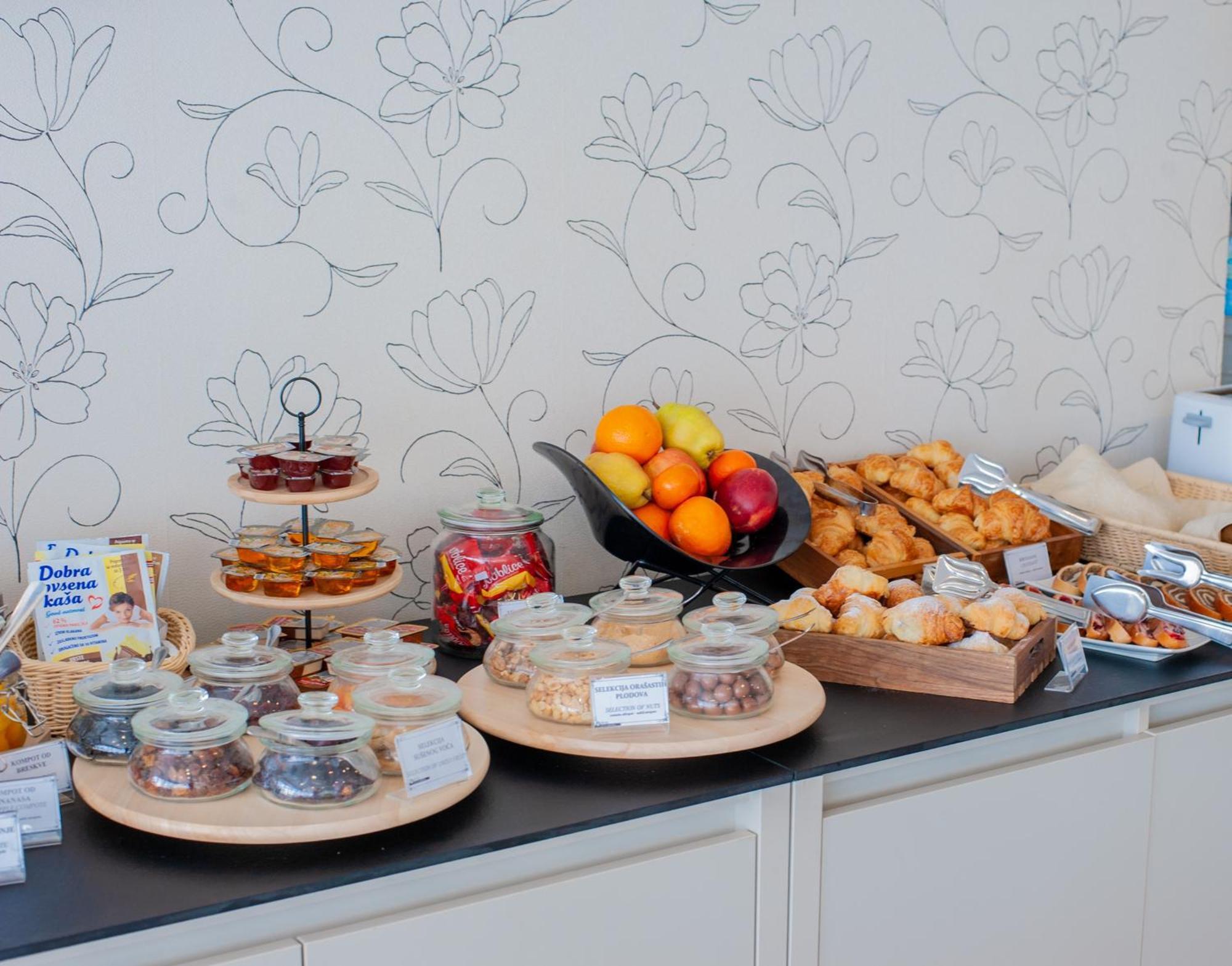 Garni Hotel Centar โนวีซาด ภายนอก รูปภาพ