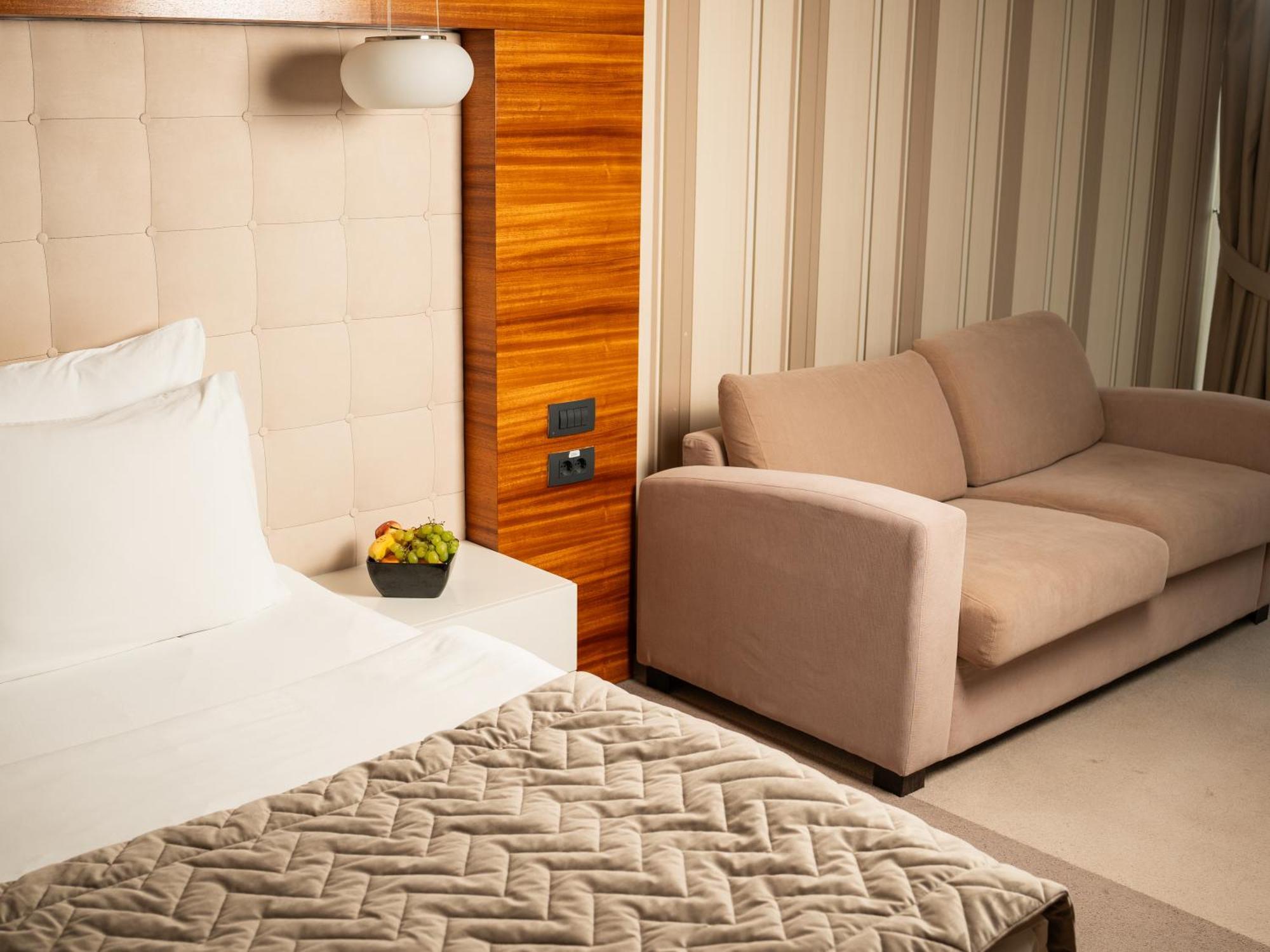 Garni Hotel Centar โนวีซาด ภายนอก รูปภาพ