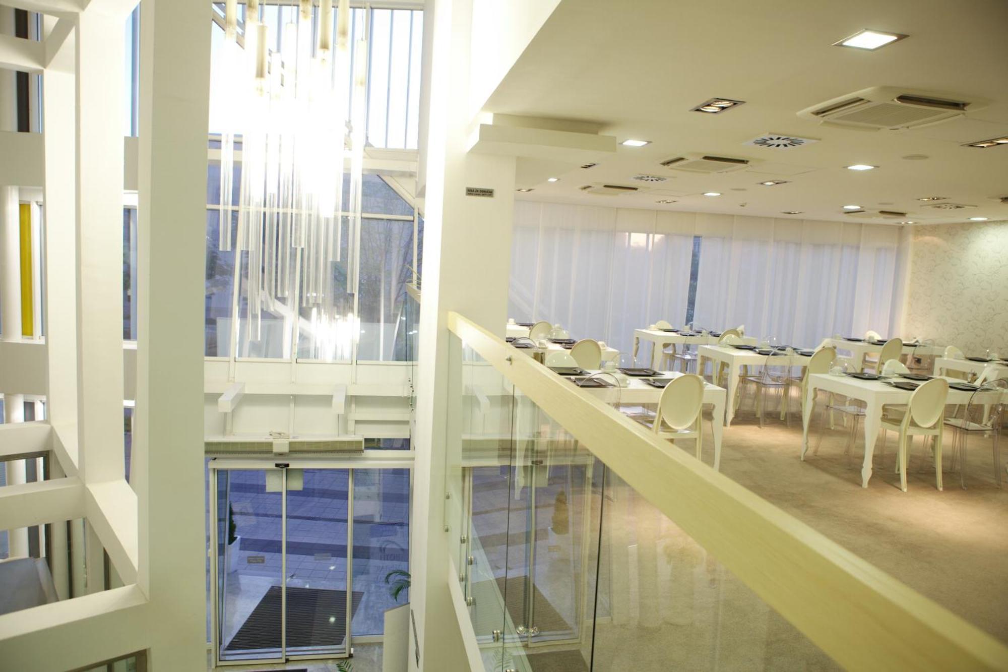 Garni Hotel Centar โนวีซาด ร้านอาหาร รูปภาพ