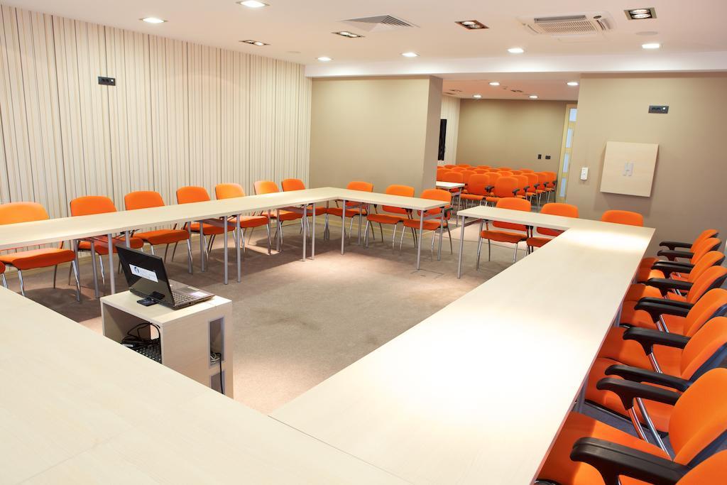 Garni Hotel Centar โนวีซาด ภายนอก รูปภาพ