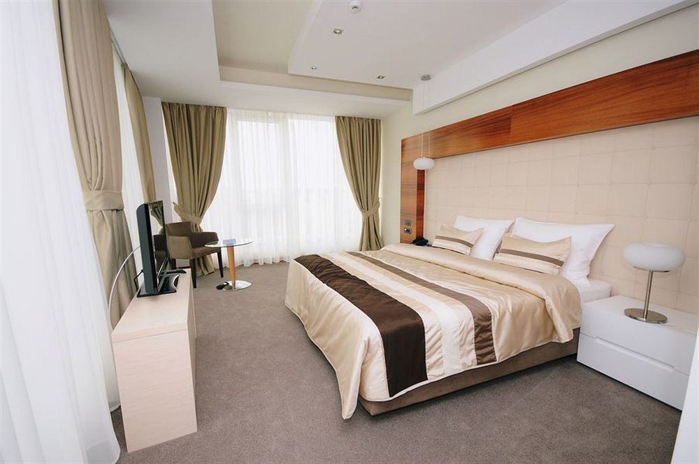 Garni Hotel Centar โนวีซาด ภายนอก รูปภาพ
